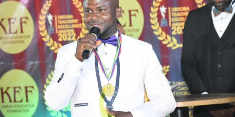 Kwahu: Godwin Kpor Of St. Dominic’s SHS Wins 2022 Best Teacher At Obuoba Teachers’ Excellence Award